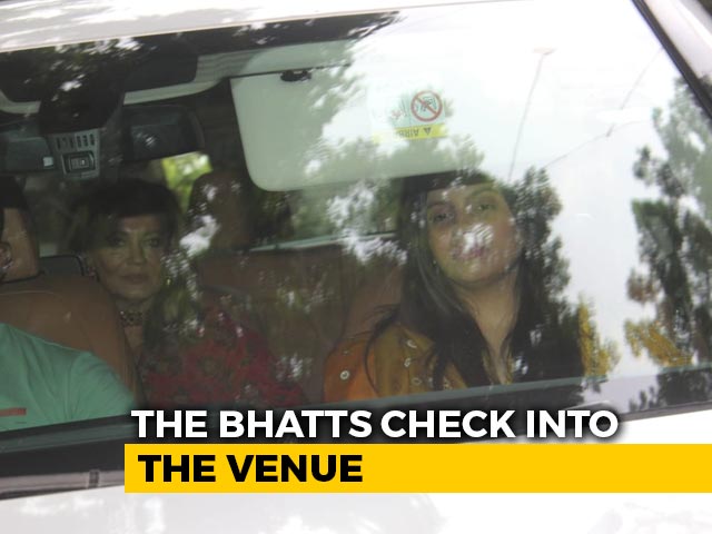 Alia Bhatt's Mom Soni Razdan, Sister Shaheen Bhatt Reach Wedding Venue
