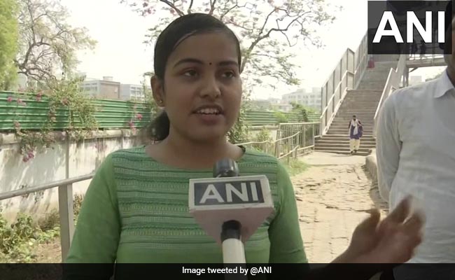 "Log Kya Sochenge": Economics Graduate Turns <i>'Chaiwaali'</i> After Failure To Get Job