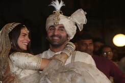 रणबीर-आलिया की शानदार शादी : देखें तस्वीरें और वीडियो रणबीर-आलिया की शानदार शादी : देखें तस्वीरें और वीडियो