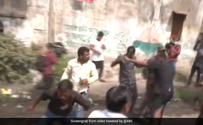VIDEO: आसनसोल सीट पर उपचुनाव के दौरान जमकर हुई हाथापाई, बीजेपी का TMC पर आरोप