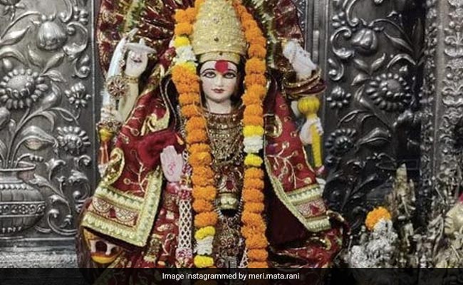 Lakshmi Aarti: शुक्रवार के दिन भक्त गाते हैं मां लक्ष्मी की यह आरती, कहते हैं घर में आती है खुशहाली! 