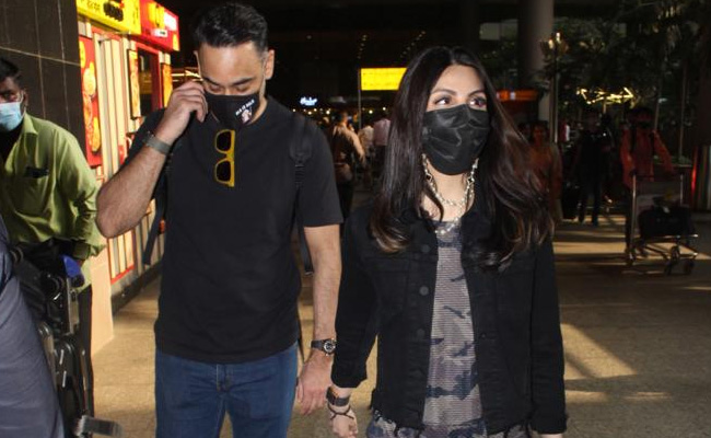 Ranbir Kapoor, Alia Bhatt Reported Wedding Highlights:  Ranbir's Sister Riddhima And Family Spotted At Mumbai Airport