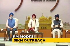 PM Modi Hosts Sikh Delegation At Delhi Residence, Sports Red Turban PM Modi Hosts Sikh Delegation At Delhi Residence, Sports Red Turban