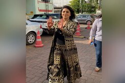 बेटे रणबीर की शादी के अगले दिन ही शूटिंग पर पहुंची नीतू कपूर, मेहंदी दिखाती आईं नजर बेटे रणबीर की शादी के अगले दिन ही शूटिंग पर पहुंची नीतू कपूर, मेहंदी दिखाती आईं नजर