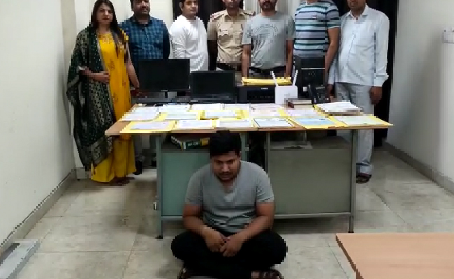 पैसे लेकर स्कूल बोर्ड से लेकर यूनिवर्सिटी तक की डिग्री बेचता था, दिल्ली पुलिस ने रैकेट का किया भंडाफोड़