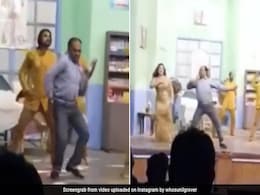 सपना चौधरी का गाना सुनते ही होश खो बैठा शख्स, स्टेज पर लेट-लेटकर किया अजीबोगरीब डांस - देखें VIDEO सपना चौधरी का गाना सुनते ही होश खो बैठा शख्स, स्टेज पर लेट-लेटकर किया अजीबोगरीब डांस - देखें VIDEO