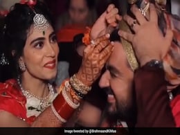 Wedding Video: दुल्हन ने दूल्हे की मांग में भरा सिंदूर, कन्यादान की जगह हुआ कुंवरदान Wedding Video: दुल्हन ने दूल्हे की मांग में भरा सिंदूर, कन्यादान की जगह हुआ कुंवरदान