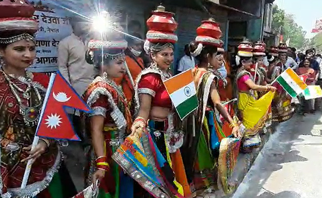 बनारस में नेपाल के प्रधानमंत्री, सीएम योगी के साथ किए काशी विश्वनाथ के दर्शन