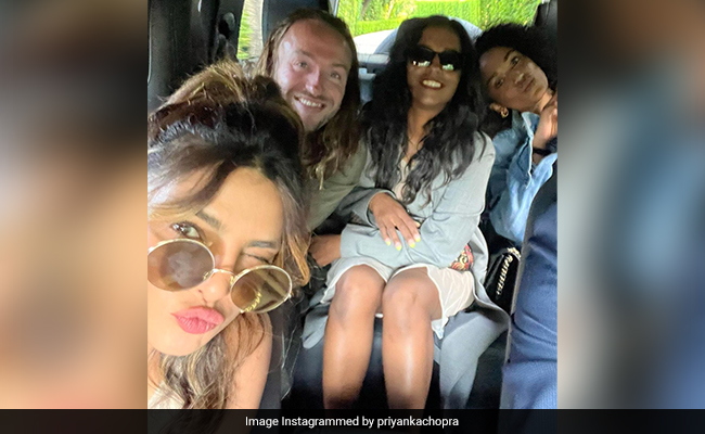 दोस्तों के साथ बचपन के खेल खेलते दिखीं प्रियंका चोपड़ा, देखते रह जाएंगे एक्ट्रेस की मस्ती