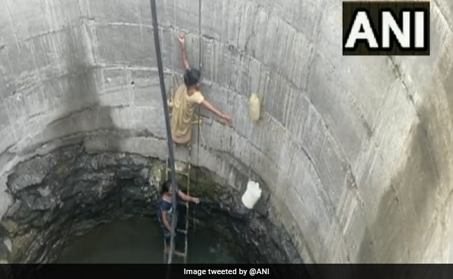 महाराष्ट्र : परिवार की प्यास बुझाने के लिए गहरे कुएं में उतर रही महिलाएं, VIDEO देख सिहर जाएंगे