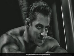 सलमान खान की इन शर्टलेस तस्वीरों को देख हैरान रह गए फैंस, 56 साल में भी 6 पैक एब्स में दिखा माचो लुक... सलमान खान की इन शर्टलेस तस्वीरों को देख हैरान रह गए फैंस, 56 साल में भी 6 पैक एब्स में दिखा माचो लुक...