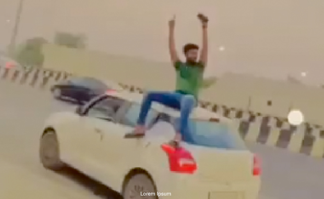 दिल्ली- मेरठ एक्सप्रेस वे पर युवक ने चलती गाड़ी में किया स्टंट, VIDEO वायरल होने के बाद कटा 5000 का चालान