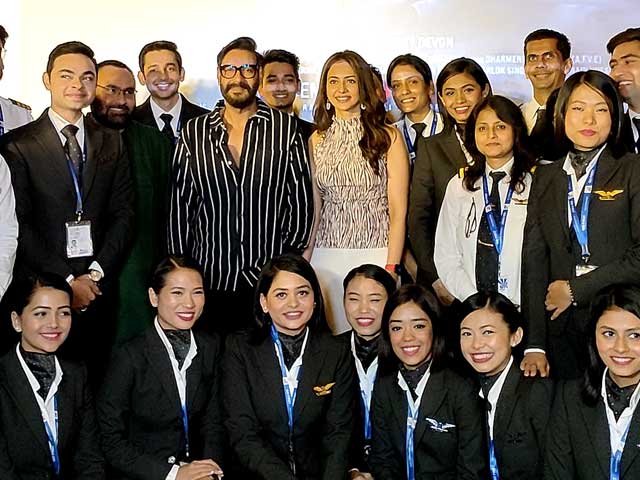 <i>Runway 34</i>: Ajay Devgn And Rakul Preet Singh Pose With Pilots