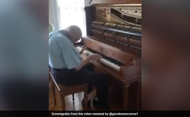 79 साल शख्स की नहीं है आंखों की रोशनी, लेकिन उंगलियां पियानो पर करती हैं कमाल, देखें Video