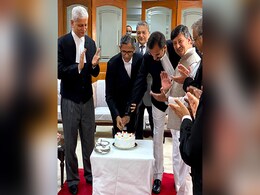 सुप्रीम कोर्ट के जजों ने वकीलों के खिलाफ वार्षिक क्रिकेट मैच में मिली जीत का जश्न केक काटकर मनाया सुप्रीम कोर्ट के जजों ने वकीलों के खिलाफ वार्षिक क्रिकेट मैच में मिली जीत का जश्न केक काटकर मनाया