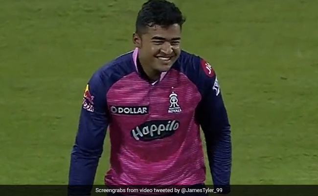 Virat Kohli का कैच लेते ही अलग अंदाज में झूम उठे रियान पराग, पूर्व कप्तान सिर झुकाकर मुस्कुराने लगे- Video