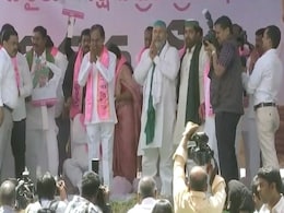 चावल खरीद के मुद्दे पर केंद्र के खिलाफ दिल्ली में KCR का हल्ला बोल, मंच पर राकेश टिकैत भी साथ चावल खरीद के मुद्दे पर केंद्र के खिलाफ दिल्ली में KCR का हल्ला बोल, मंच पर राकेश टिकैत भी साथ