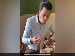 खाना खा- खाकर रितेश देशमुख का हुआ बुरा हाल, कमीज के बटन भी खुल गए और तोंद भी आ गई बाहर- देखें वीडियो खाना खा- खाकर रितेश देशमुख का हुआ बुरा हाल, कमीज के बटन भी खुल गए और तोंद भी आ गई बाहर- देखें वीडियो
