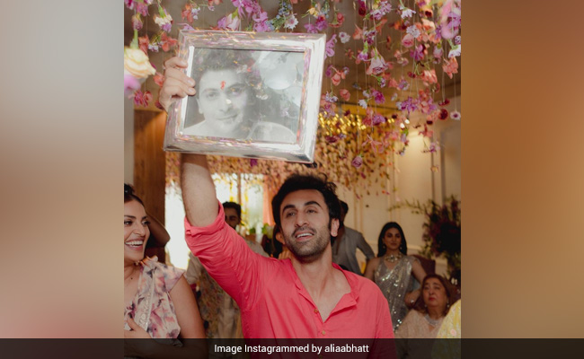 At Ranbir Kapoor, Alia Bhatt's <i>Mehendi</i>, Actor Remembered Dad Rishi Kapoor Like This