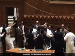 पाकिस्तान : इमरान खान की पार्टी के MLAs ने विधानसभा के डिप्टी स्पीकर को थप्पड़, घूंसे मारे और घसीटा पाकिस्तान : इमरान खान की पार्टी के MLAs ने विधानसभा के डिप्टी स्पीकर को थप्पड़, घूंसे मारे और घसीटा