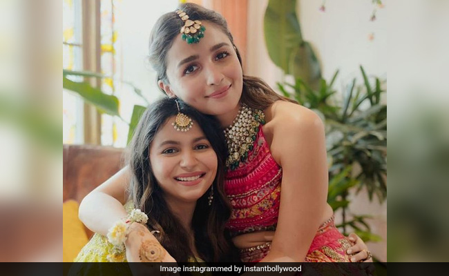 मेहंदी सेरेमनी में आलिया ने अपनी बहन शाहीन भट्ट को लगाया गले, दिखा बहनों का अनोखा प्यार