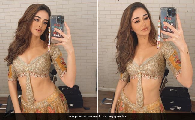 Ananya Panday's Latest Mirror Selfies Are <i>Kesariya</i> Tinted In A Gorgeous <i>Lehenga</i>