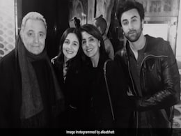 आलिया भट्ट ने शेयर की पति रणबीर, सास और ऋषि कपूर के साथ अनदेखी तस्वीर, पुण्यतिथी पर लिखी दिल छू लेने वाली बात आलिया भट्ट ने शेयर की पति रणबीर, सास और ऋषि कपूर के साथ अनदेखी तस्वीर, पुण्यतिथी पर लिखी दिल छू लेने वाली बात