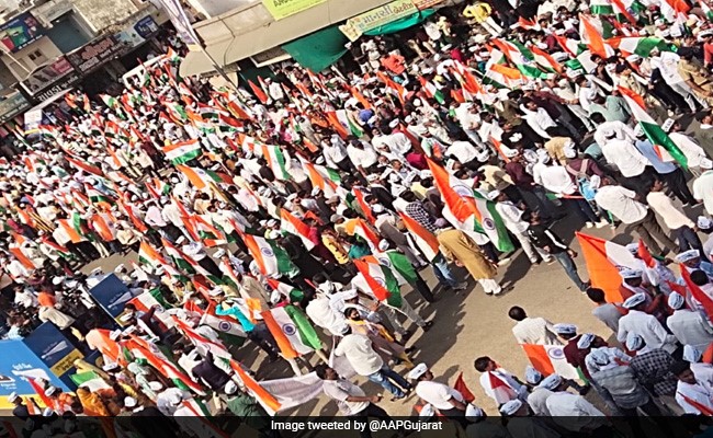 गुजरात में AAP ने विशाल 'तिरंगा यात्रा' से दिखाई ताकत, देखें- PHOTOS और VIDEO