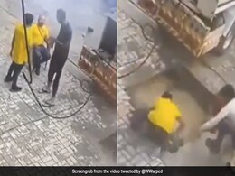 VIDEO: जमीन में समाते लोगों को देख आपके पैरों तले भी खिसक जाएगी जमीन VIDEO: जमीन में समाते लोगों को देख आपके पैरों तले भी खिसक जाएगी जमीन