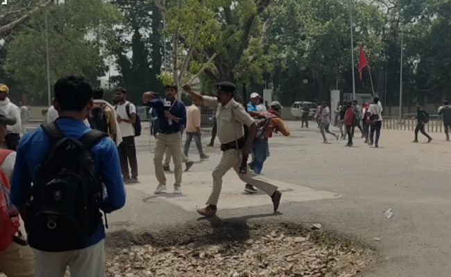 देखें PHOTOS : नियुक्ति की मांग को लेकर पटना पहुंचे चयनित शिक्षकों पर पुलिस बल का प्रयोग