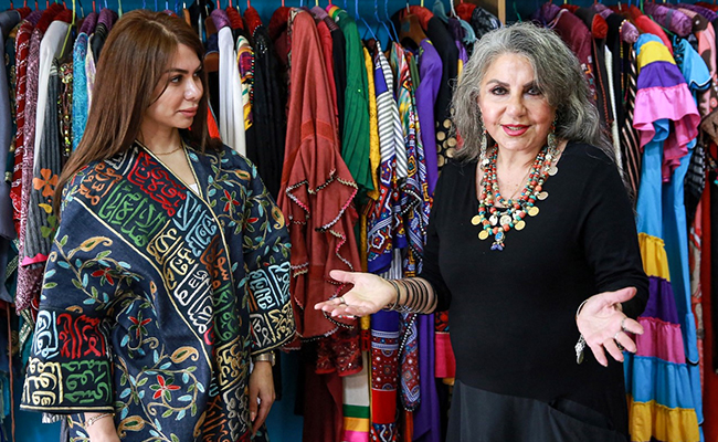 फैशन डिजाइनर Hana Sadiq ने उकेर दीं सुंदर कविता अपने कलेक्शन में, इस वजह से खास हैं उनकी ये ड्रेसेज, देखिए Viral Photos