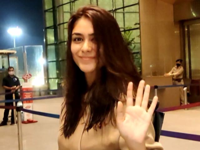 Mrunal Thakur's Airport Style Is Casual And Cool