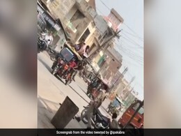 ई-रिक्शा की छत पर बैठे थे बहुत से लोग, पुलिस को देखते ही करने लगे ऐसी हरकत, IPS ने कही ये मजेदार बात ई-रिक्शा की छत पर बैठे थे बहुत से लोग, पुलिस को देखते ही करने लगे ऐसी हरकत, IPS ने कही ये मजेदार बात