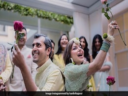 खूबसूरत गुलदस्ते के साथ होने वाली पत्नी कनिका कपूर से मिलने पहुंचे गौतम, सिंगर के साथ इस अंदाज में जताया प्यार खूबसूरत गुलदस्ते के साथ होने वाली पत्नी कनिका कपूर से मिलने पहुंचे गौतम, सिंगर के साथ इस अंदाज में जताया प्यार