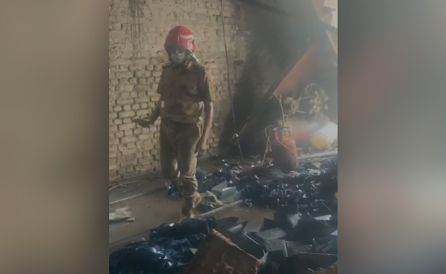 दिल्ली के मुस्तफाबाद में एक फैक्ट्री में लगी भीषण आग, एक की मौत.. एक अन्य की हालत गंभीर