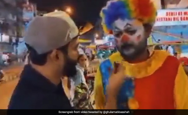 Pak Man Dressed As A Clown Sings <i>Abhi Mujh Mein Kahin</i>, Wins Hearts