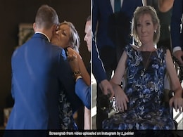 मां चल नहीं सकती फिर भी बेटे की शादी में किया डांस, सोशल मीडिया पर वायरल यह VIDEO कर रहा है इमोशनल मां चल नहीं सकती फिर भी बेटे की शादी में किया डांस, सोशल मीडिया पर वायरल यह VIDEO कर रहा है इमोशनल