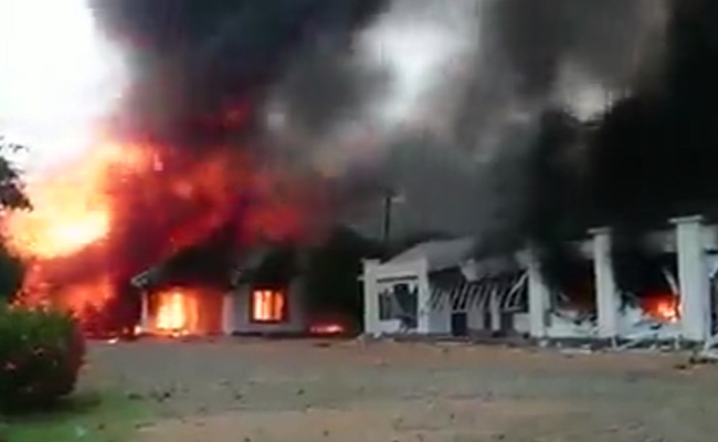 Video: श्रीलंका में प्रदर्शनकारियों ने राजपक्षे का घर फूंका, सांसद और पूर्व मंत्री के घर भी जलाए