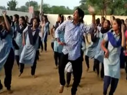 टीचर ने छात्राओं के साथ किया ऐसा जबरदस्त डांस, दिल हार बैठे यूजर्स टीचर ने छात्राओं के साथ किया ऐसा जबरदस्त डांस, दिल हार बैठे यूजर्स
