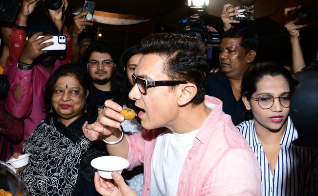 In Pics: Aamir Khan Spotted Eating <i>Pani Puri</i> During <i>Laal Singh Chaddha</i> Trailer Preview