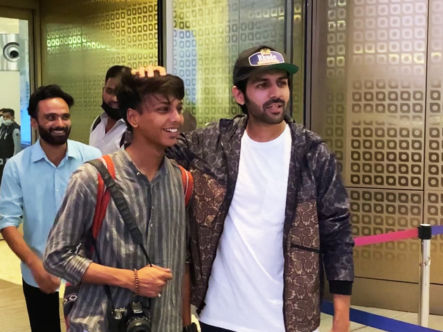 Selfie Please: Kartik Aaryan's Airport Diaries Summed Up