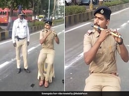 मुंबई में बीच सड़क पर पुलिस वाले ने दिखाया अपना हुनर, Video देख खो जाएंगे आप मुंबई में बीच सड़क पर पुलिस वाले ने दिखाया अपना हुनर, Video देख खो जाएंगे आप