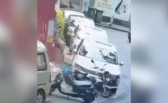 पार्किंग में खड़े-खड़े अचानक अपने आप चलने लगा स्कूटर, सीसीटीवी में कैद हुआ मंजर तो कांप गई लोगों की रूह