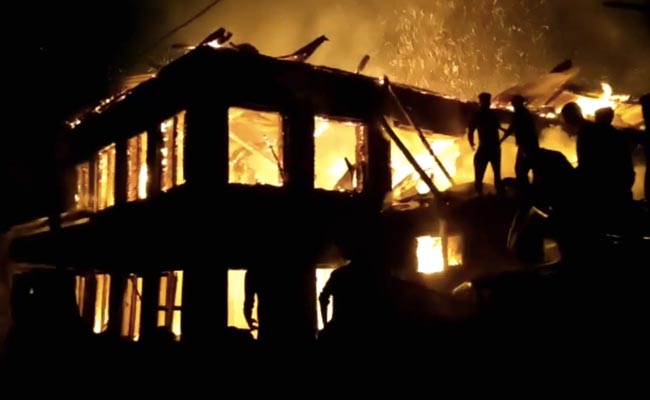 5 Houses Burnt In Fire At Srinagar's Dal Lake