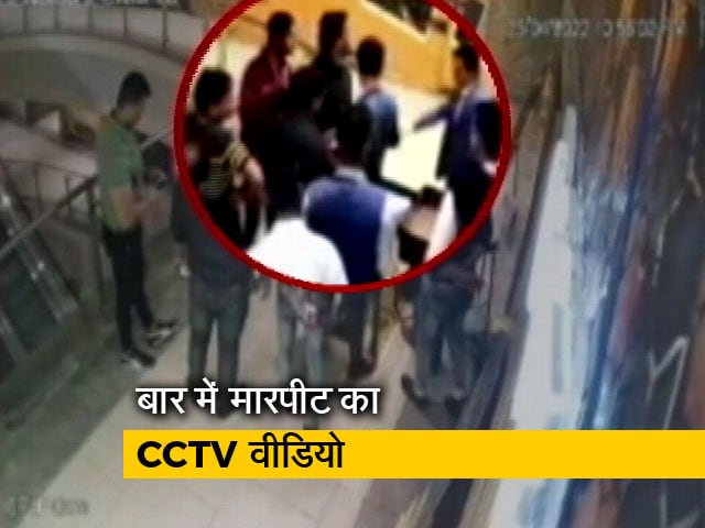 नोएडा: बार में मारपीट का CCTV वीडियो आया सामने, एक शख्स की हो गई थी मौत