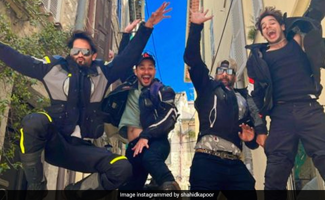 Shahid Kapoor Is Having "Best Times" With Brother Ishaan Khatter And Kunal Kemmu In Europe