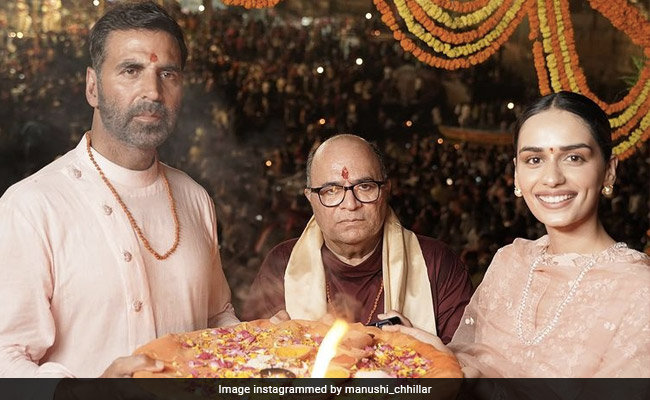 Akshay Kumar And Manushi Chhillar Perform Ganga Aarti Ahead Of <i>Samrat Prithviraj</i> Release