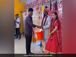 शादी में दोस्तों ने तोहफे में दी बाल्टी और झाड़ू , जिन्हें देखने के बाद दुल्हन शरमा गई शादी में दोस्तों ने तोहफे में दी बाल्टी और झाड़ू , जिन्हें देखने के बाद दुल्हन शरमा गई