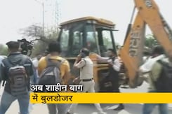 दिल्ली : शाहीन बाग में एमसीडी का बुलडोजर पहुंचा, विरोध करने पहुंचे लोग दिल्ली : शाहीन बाग में एमसीडी का बुलडोजर पहुंचा, विरोध करने पहुंचे लोग