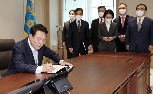 South Korea Offers North Korea "Humanitarian Aid" Amid Covid Outbreak